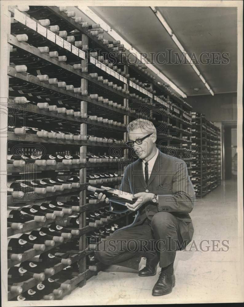 1963 Press Photo David Martin Jr., owner of the Martin Wine Cellar, 3827 Baronne- Historic Images