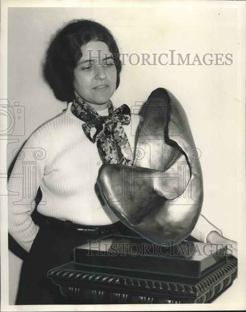 1972 Press Photo Therese Martin admiring a Henry Guerriero sculpture- Historic Images