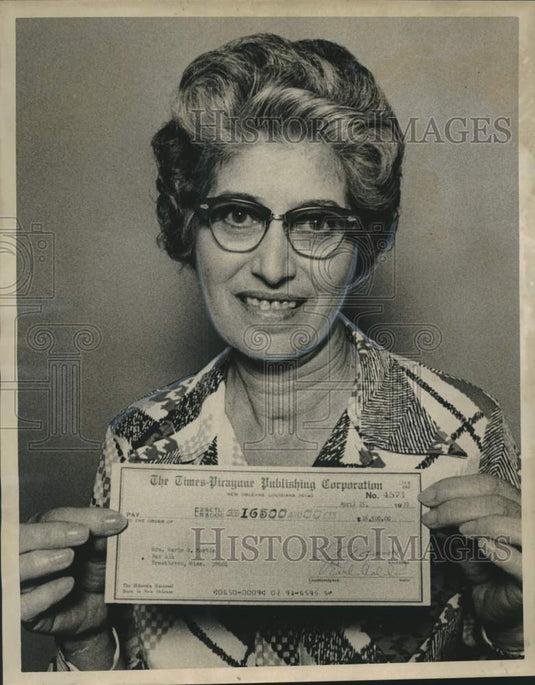 1972 Press Photo Mrs. Terrell B. Martin winner States-Item's Moneywords contest - Historic Images