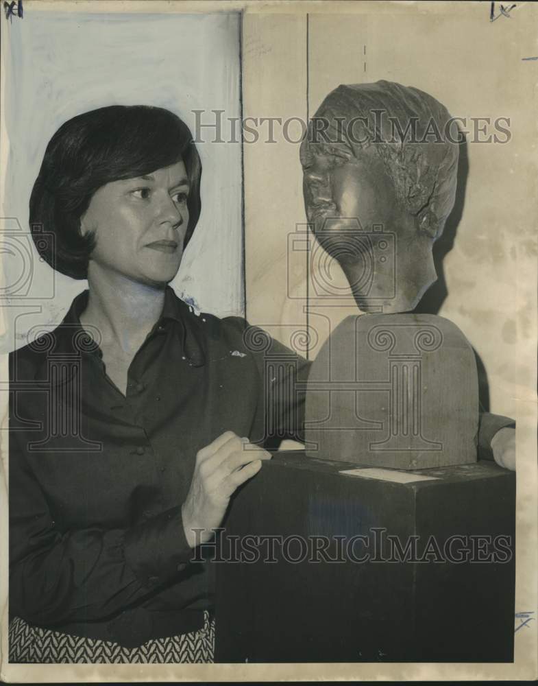 1972 Press Photo Louisiana Craft Council volunteer with sculpture in New Orleans- Historic Images