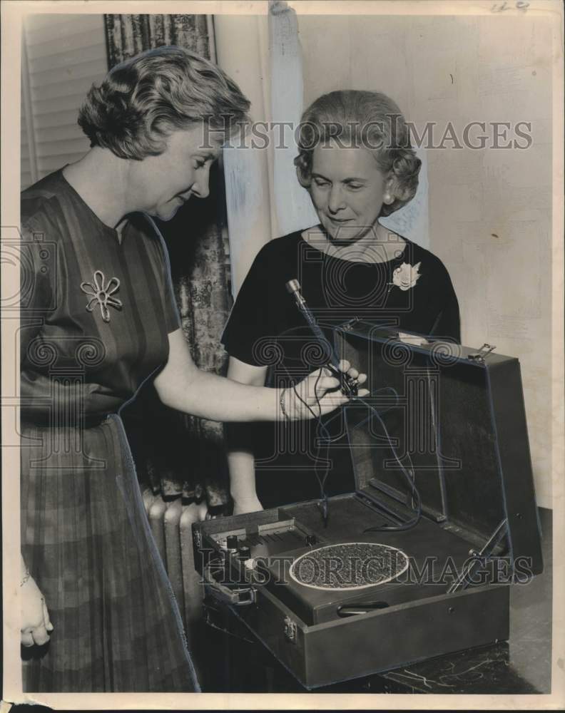 Load image into Gallery viewer, 1964 Press Photo Mrs. Stuart Ellis &amp; Mrs. Edwin W. Herbst- Sara Mayor Hospital
