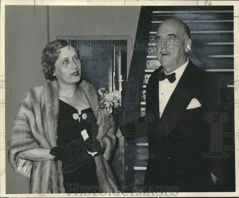 Load image into Gallery viewer, 1952 Press Photo Mr. and Mrs. Edward Ludwig - noo43900
