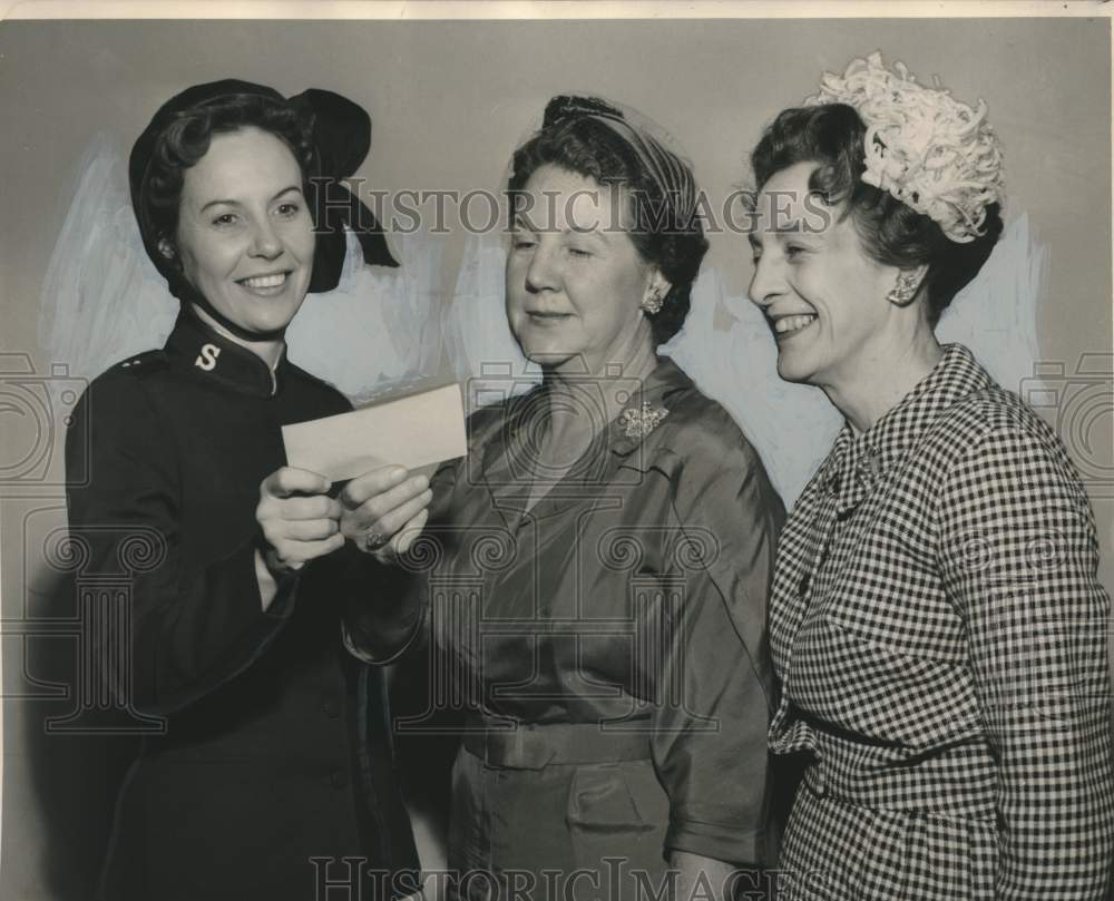 1962 Press Photo Metairie Woman&#39;s Club donating to Salvation Army Building Fund- Historic Images