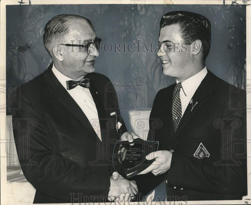 1964 Press Photo J.C. Lynd receives Distributive Education Club award- Historic Images