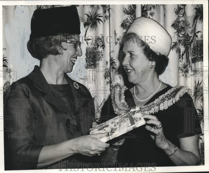 Load image into Gallery viewer, 1965 Press Photo Navy Officers' Wives Club presents Mrs. Charles H. Lyman a gift

