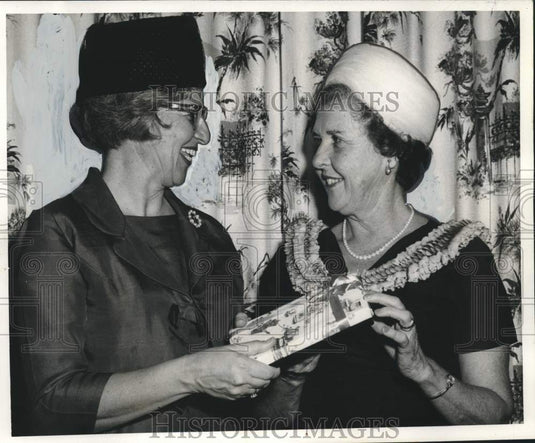 1965 Press Photo Navy Officers' Wives Club presents Mrs. Charles H. Lyman a gift