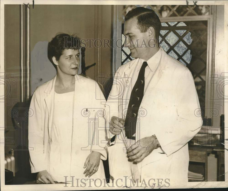Load image into Gallery viewer, 1952 Press Photo Dr. Louise Lutz &amp; Dr. Mayo Emory, new director, her predecessor
