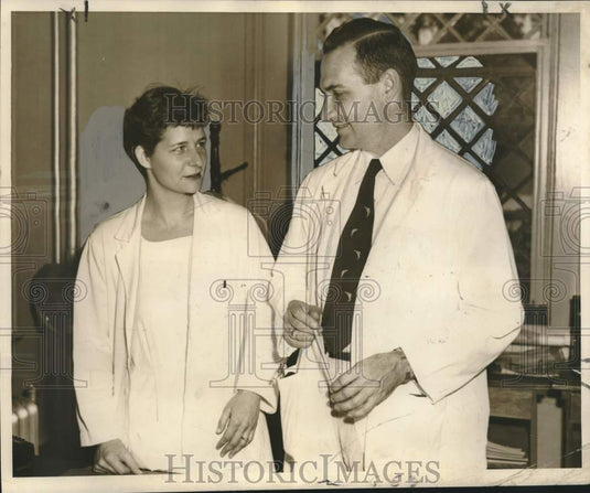 1952 Press Photo Dr. Louise Lutz & Dr. Mayo Emory, new director, her predecessor