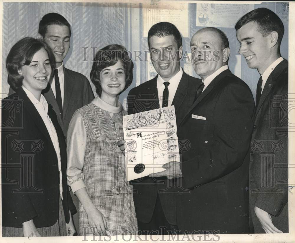 1964 Press Photo Mayor Victor H. Schiro honors the leaders of Valencia Club
