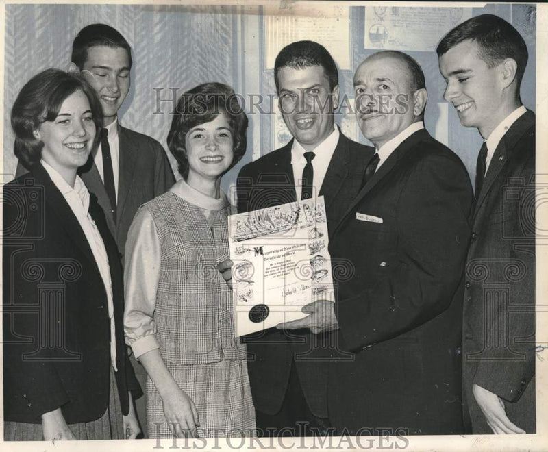 Load image into Gallery viewer, 1964 Press Photo Mayor Victor H. Schiro honors the leaders of Valencia Club
