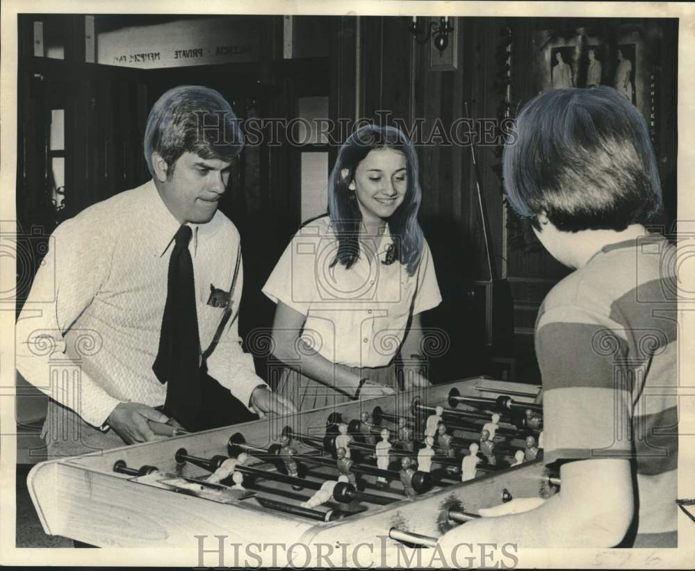 1973 Press Photo Teenage members of the Valencia Club playing Foosball - Historic Images