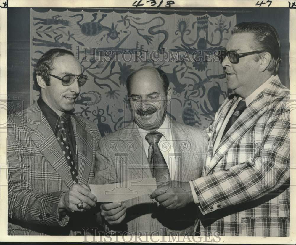 1976 Press Photo Donation made to New Orleans Children&#39;s Football Fund - Historic Images