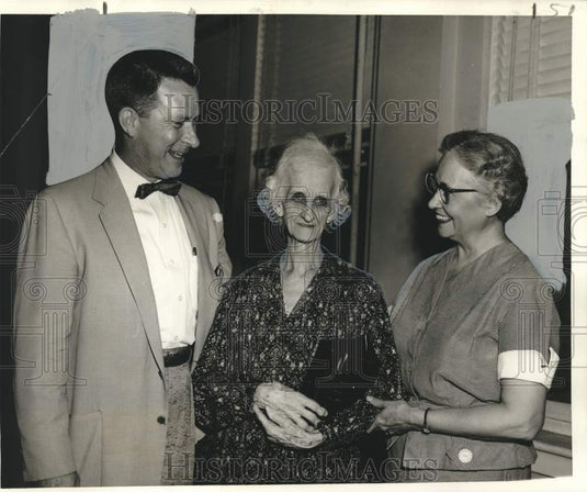 1957 Press Photo Mrs. Marie Mieschovich & Mrs. Benton Babin, Maison Hospitaliere- Historic Images