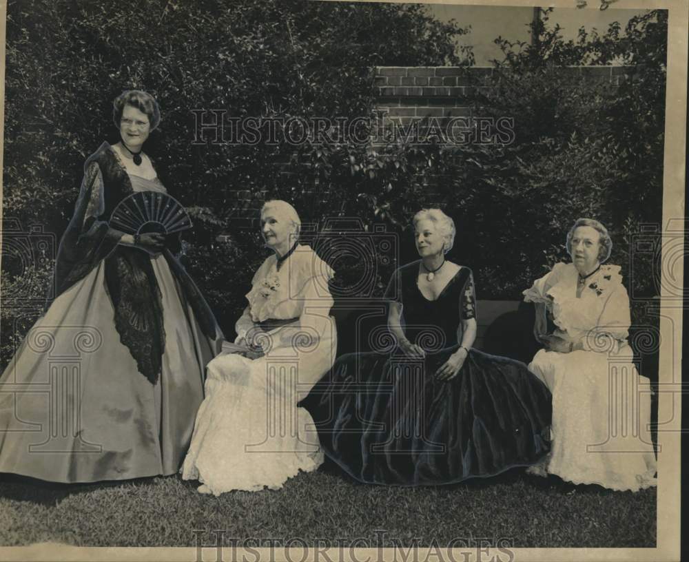 1960 Press Photo Mrs. William H. Creighton, Spring Fiesta, Maison Hospitaliere