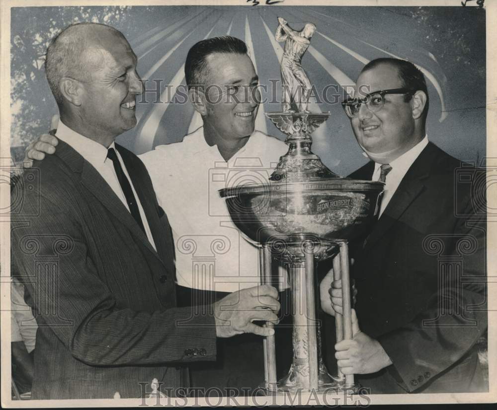 1964 Press Photo D.P. &quot;Buddy&quot; Majors, New Orleans Golf Association Men&#39;s trophy- Historic Images