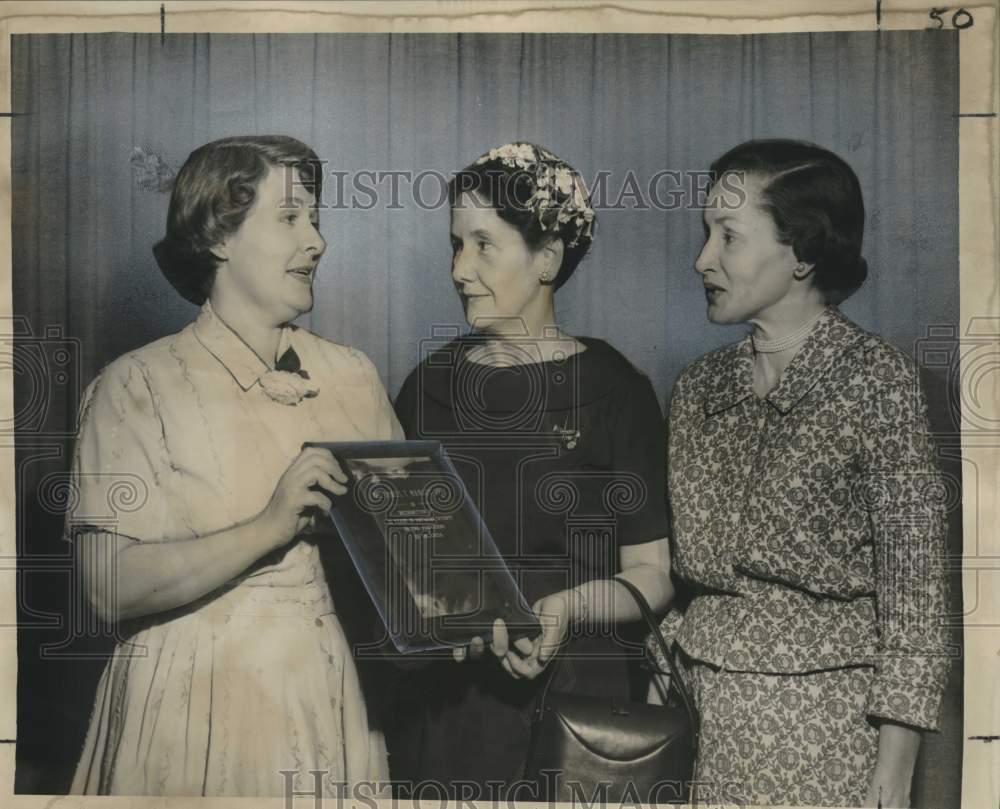 1960 Press Photo Mrs. Daniel T. Manget Junior receives plaque from Valencia Club- Historic Images