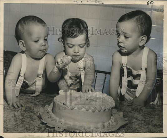 1954 Press Photo Triplets Billy, Tessie and Tommy Macheca eating cake- Historic Images