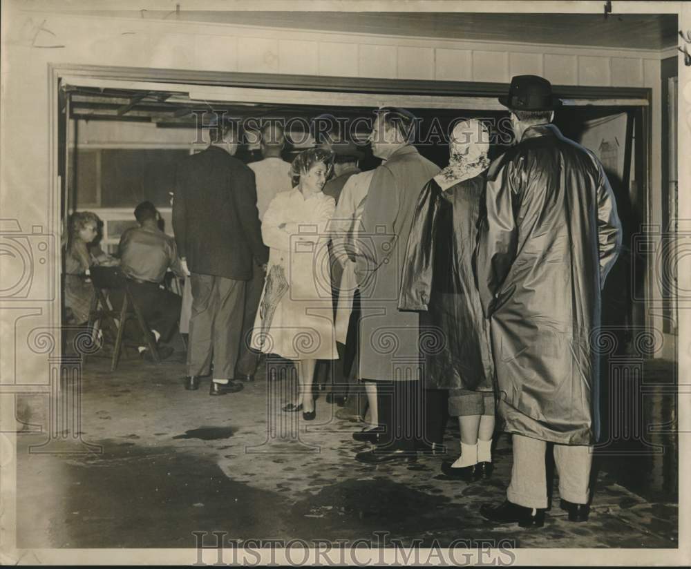 1962 Press Photo Voters wait in line, 33rd Precinct of Seventh Ward- Historic Images