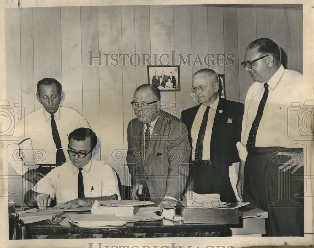 1965 Press Photo Representatives of Mayoral candidates check election results - Historic Images