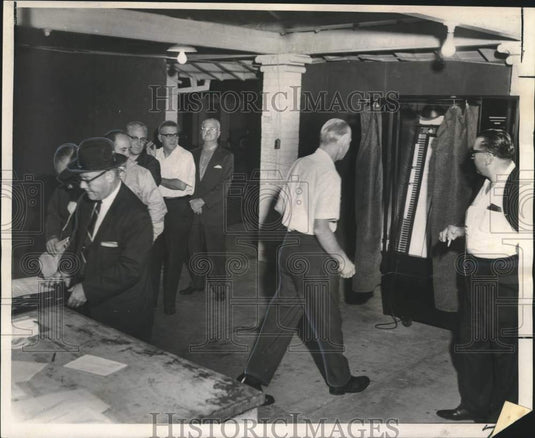 1965 Press Photo 19th Precinct voters cast ballots in Mayoralty Election - Historic Images