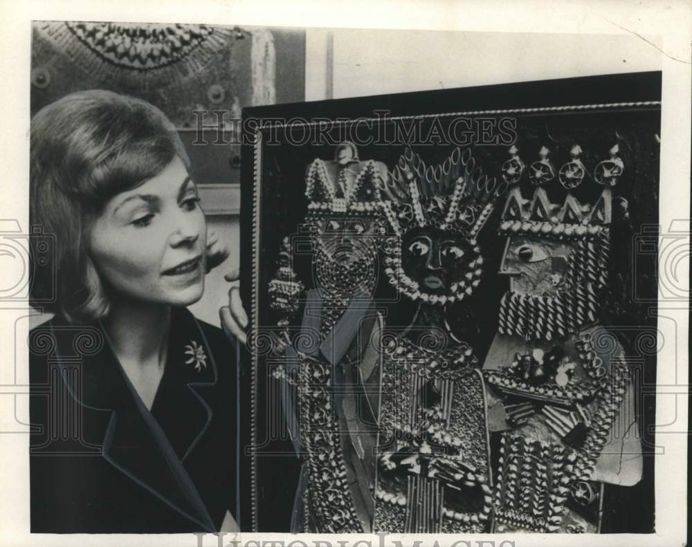 1968 Press Photo German artist Hiki Mayr displays her art made of macaroni- Historic Images