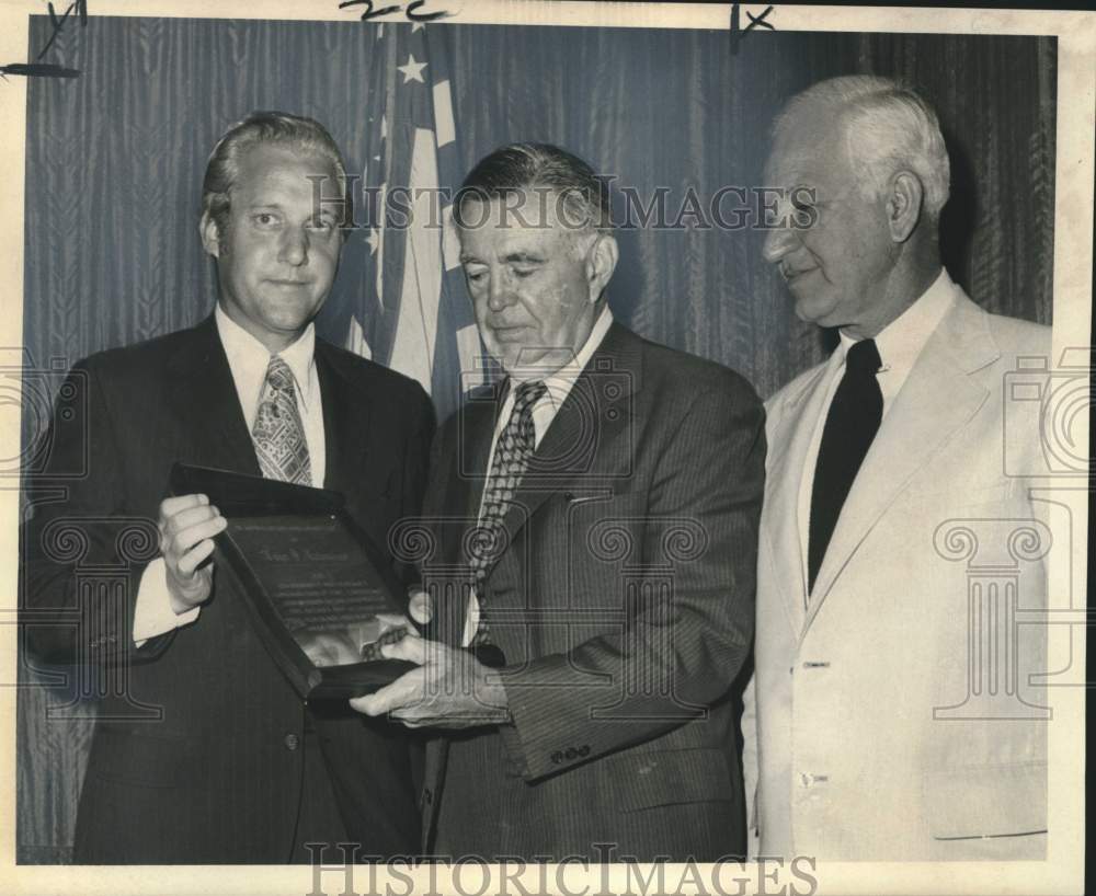 1972 Press Photo New Orleans mayor honors city employee with plaque- Historic Images