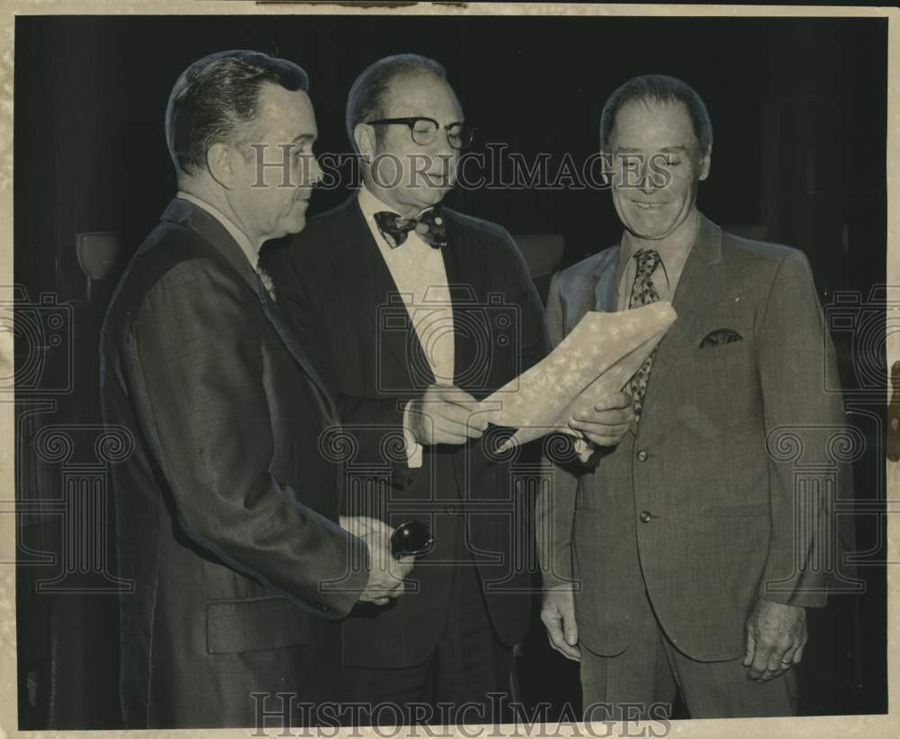 1972 Press Photo Secretary of State Wade in New Orleans to discuss basin park- Historic Images