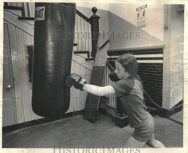 1974 Press Photo Fly-weight boxer, Lisa LaBit works out on punching bag ...