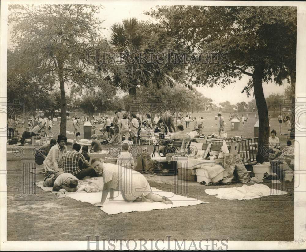 1967 Press Photo New Orleanians picnicking on lakefront, Labor Day Holiday - Historic Images