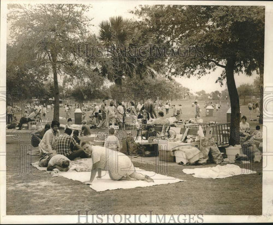 1967 Press Photo New Orleanians picnicking on lakefront, Labor Day Holiday - Historic Images