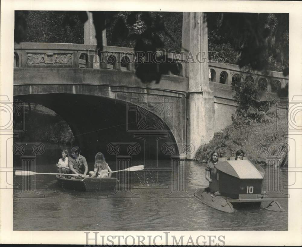 1971 Press Photo New Orleanians ride boats at City Park for Labor Day Holiday- Historic Images