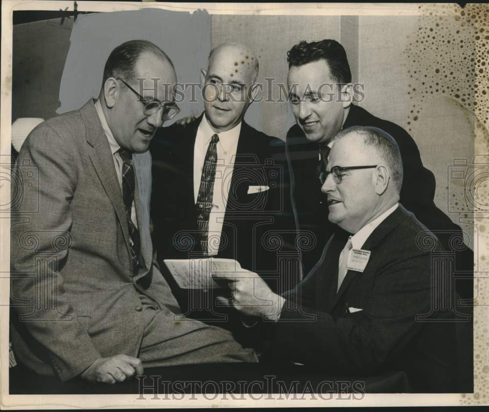 1958 Press Photo Papermen at the National Editorial Association convention - Historic Images