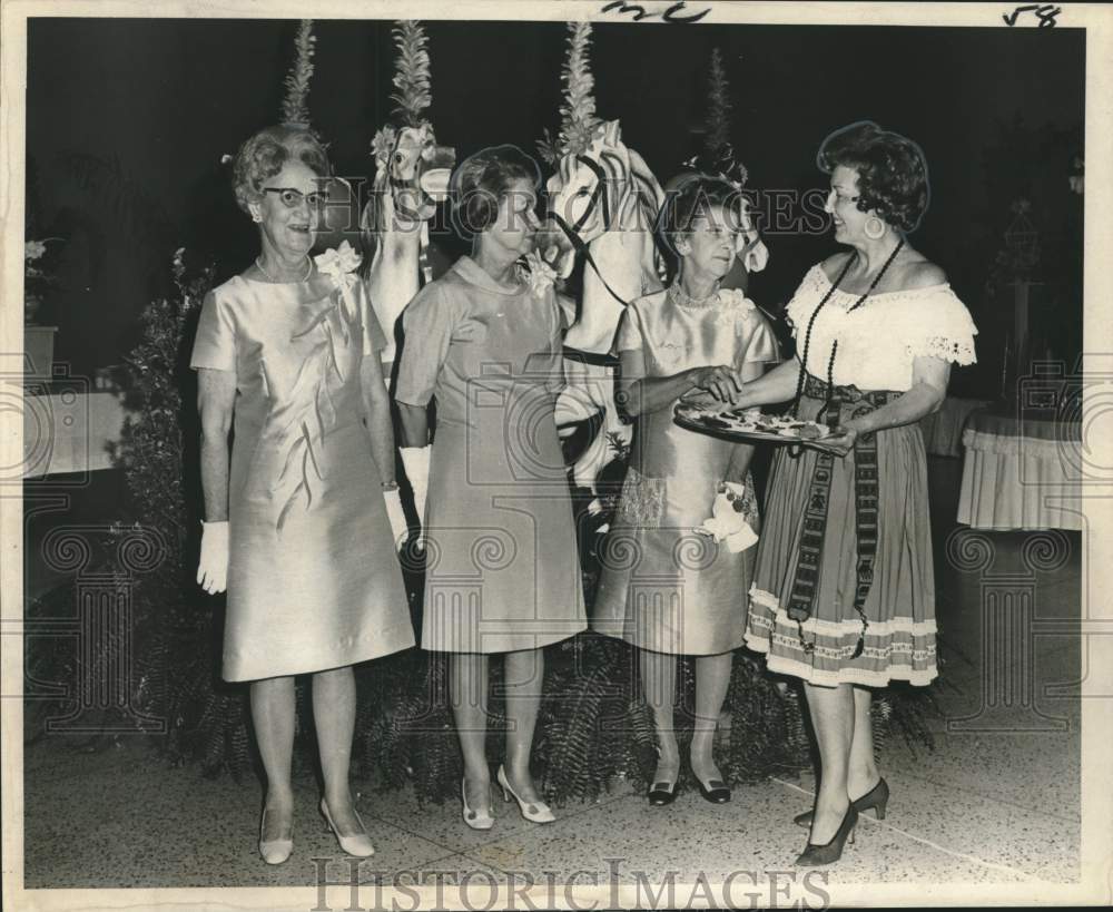 1969 Press Photo Mrs. Leo P. McCurnin &amp; Mrs. Albert P. Alexander at dinner event- Historic Images