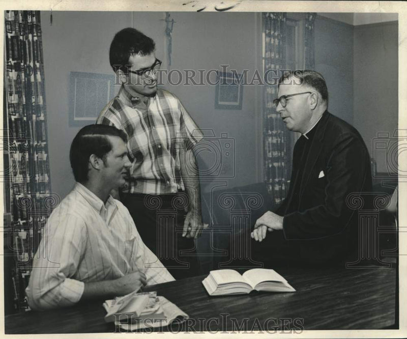 Load image into Gallery viewer, 1968 Press Photo Tulane University engineering students &amp; Rev. V. A. M'Innes
