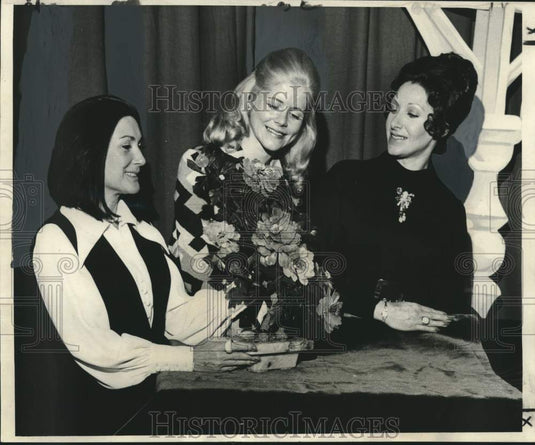 1972 Press Photo Workers with WYES-TV Bid-by-Phone Auction admire a jade tree- Historic Images