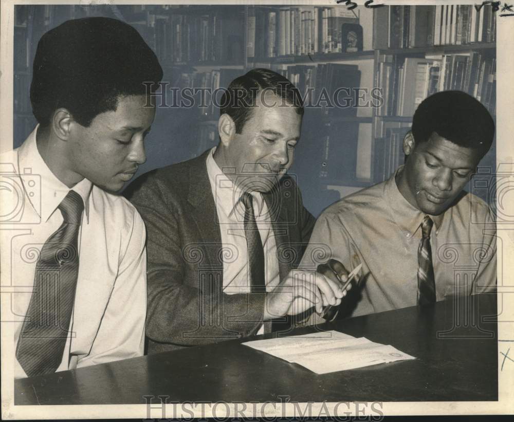 1970 Press Photo Wally Brumfeld &amp; Wilbert Smith signing with Arizona University- Historic Images