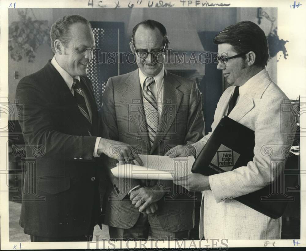 1975 Press Photo Metro chairman of the National Alliance of Businessmen- Historic Images