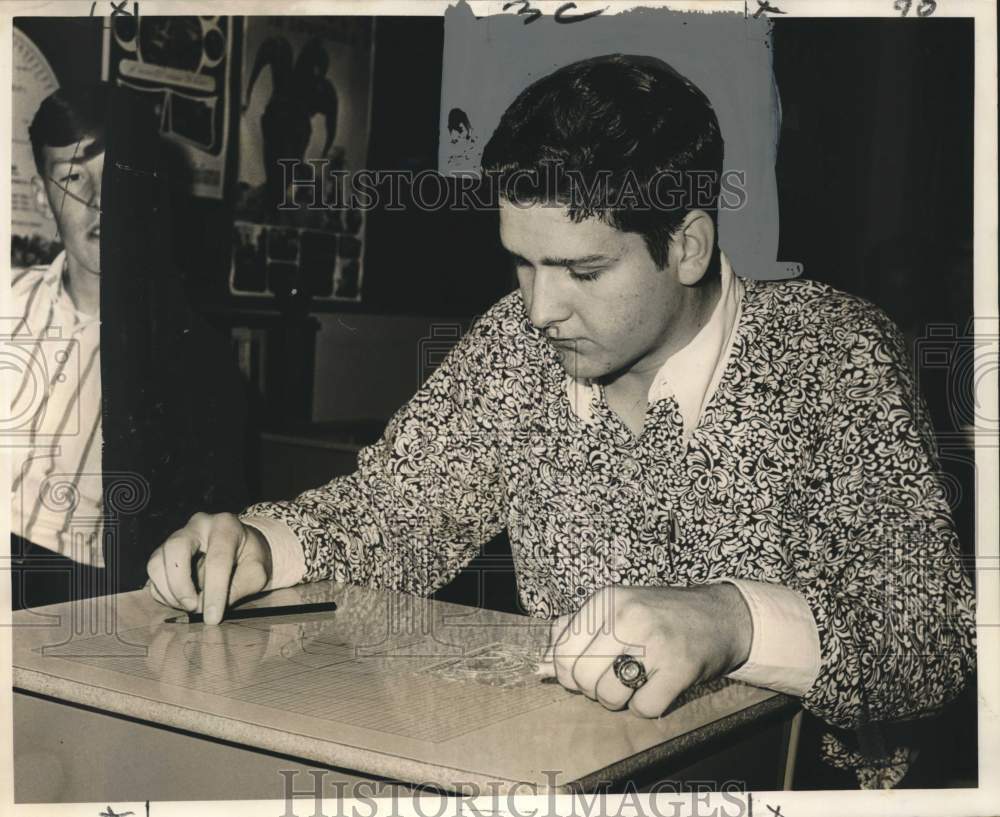 1967 Press Photo Brian Shuman drawing a sine curve on his desk - noo44483