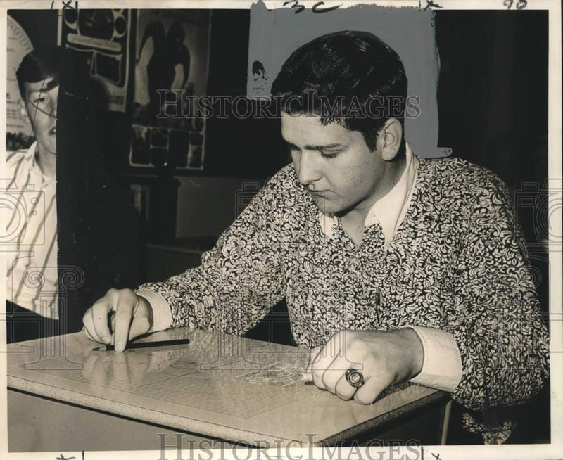 Load image into Gallery viewer, 1967 Press Photo Brian Shuman drawing a sine curve on his desk - noo44483
