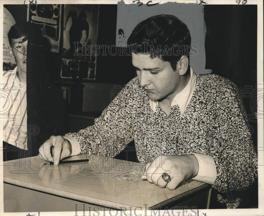 1967 Press Photo Brian Shuman drawing a sine curve on his desk - noo44483