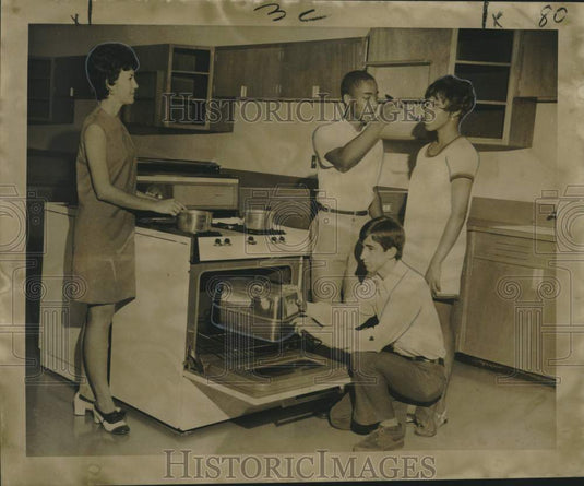 1969 Press Photo Learning how to Cook at Home Ed classes at Kennedy High School- Historic Images