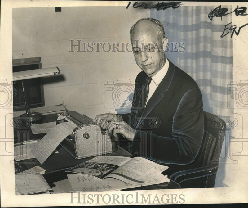 Load image into Gallery viewer, 1966 Press Photo Reverend William Kennell, pastor of Our Savior Lutheran Church
