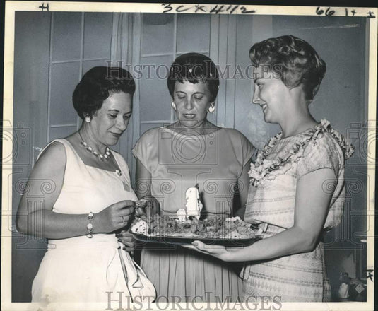 1960 Press Photo Women Leaders tries chicken hors d'oeuvres at a benefit gala - Historic Images