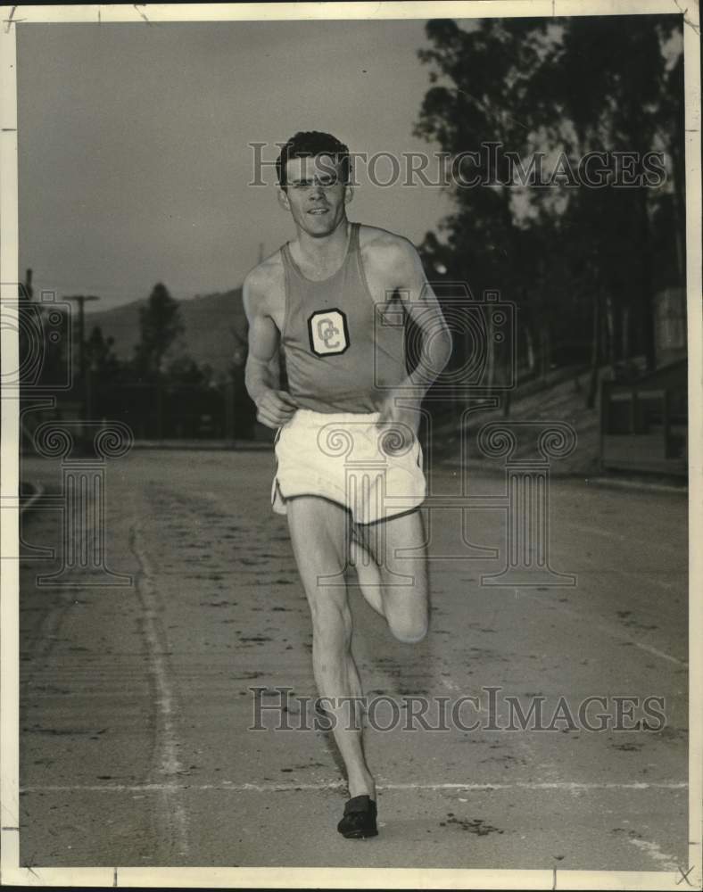 Load image into Gallery viewer, 1967 Press Photo Bob McMillen track member of Occidental College, runs on track
