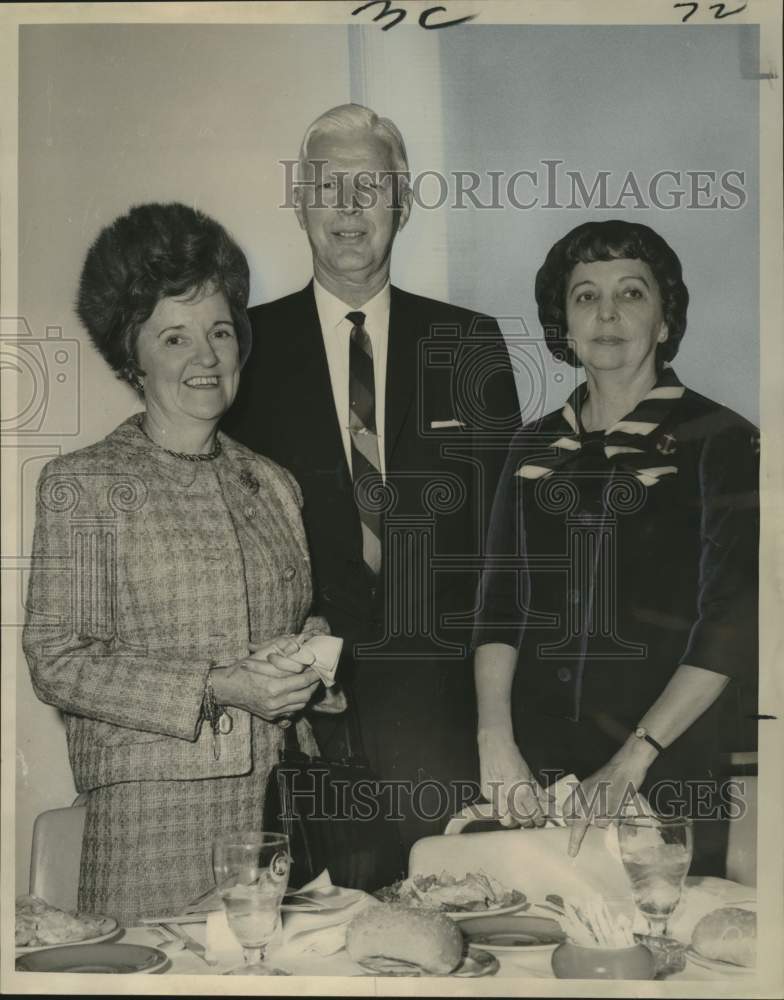 Load image into Gallery viewer, 1967 Press Photo Speaker &amp; New Orleans Women's Auxilliary members at luncheon
