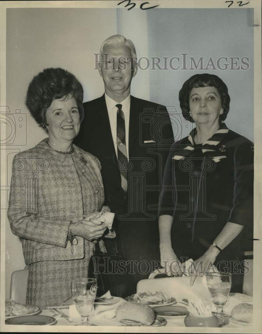 1967 Press Photo Speaker & New Orleans Women's Auxilliary members at luncheon