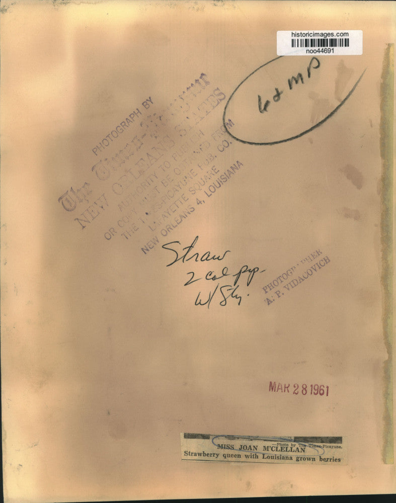 1961 Press Photo Miss Joan McClellan, Strawberry Queen with Louisiana berries