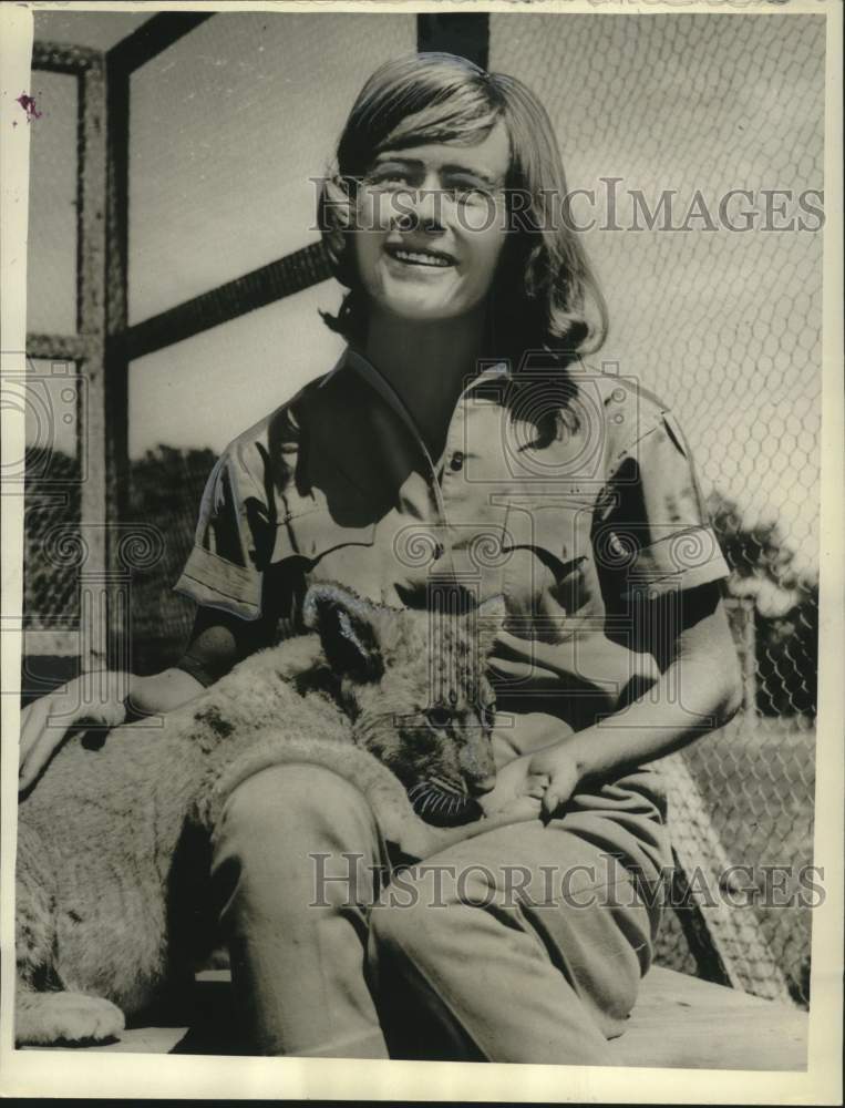 1964 Press Photo Actress Virginia M&#39;Kenna &amp; lion cub, Elsa, &quot;Born Free&quot;- Historic Images