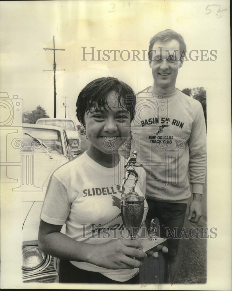 1975 Press Photo John McMahon awarding Chiak Durham - Basin Run Champion trophy- Historic Images