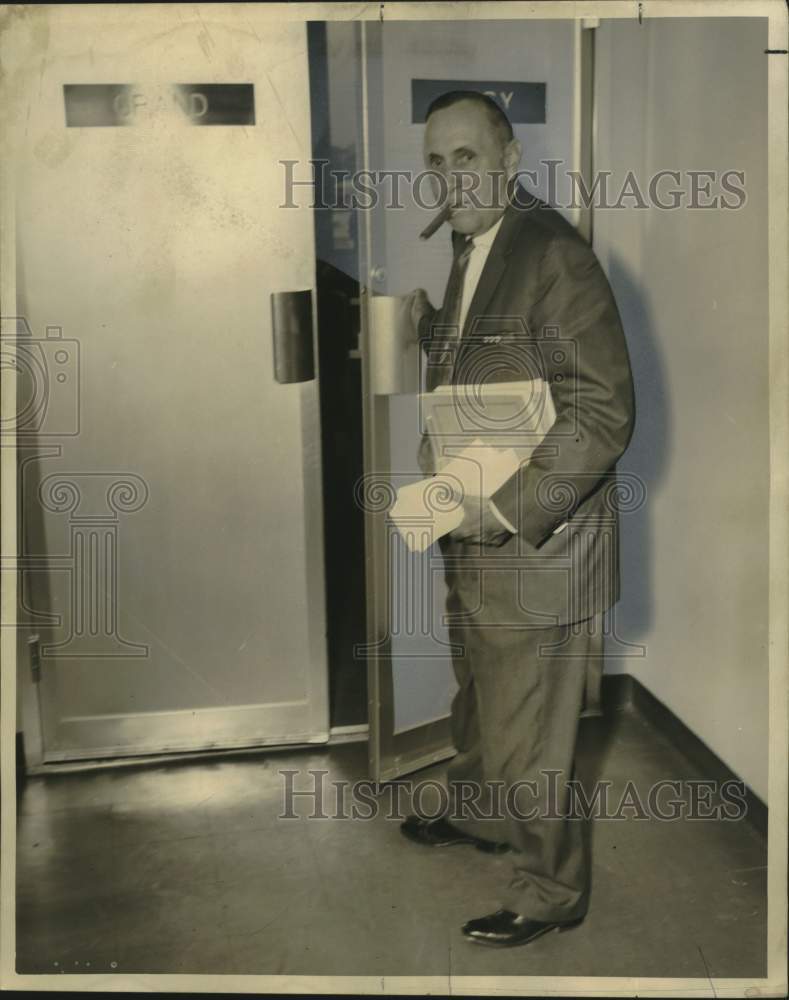1959 Press Photo District Attorney Frank H. Langridge, enters grand jury room